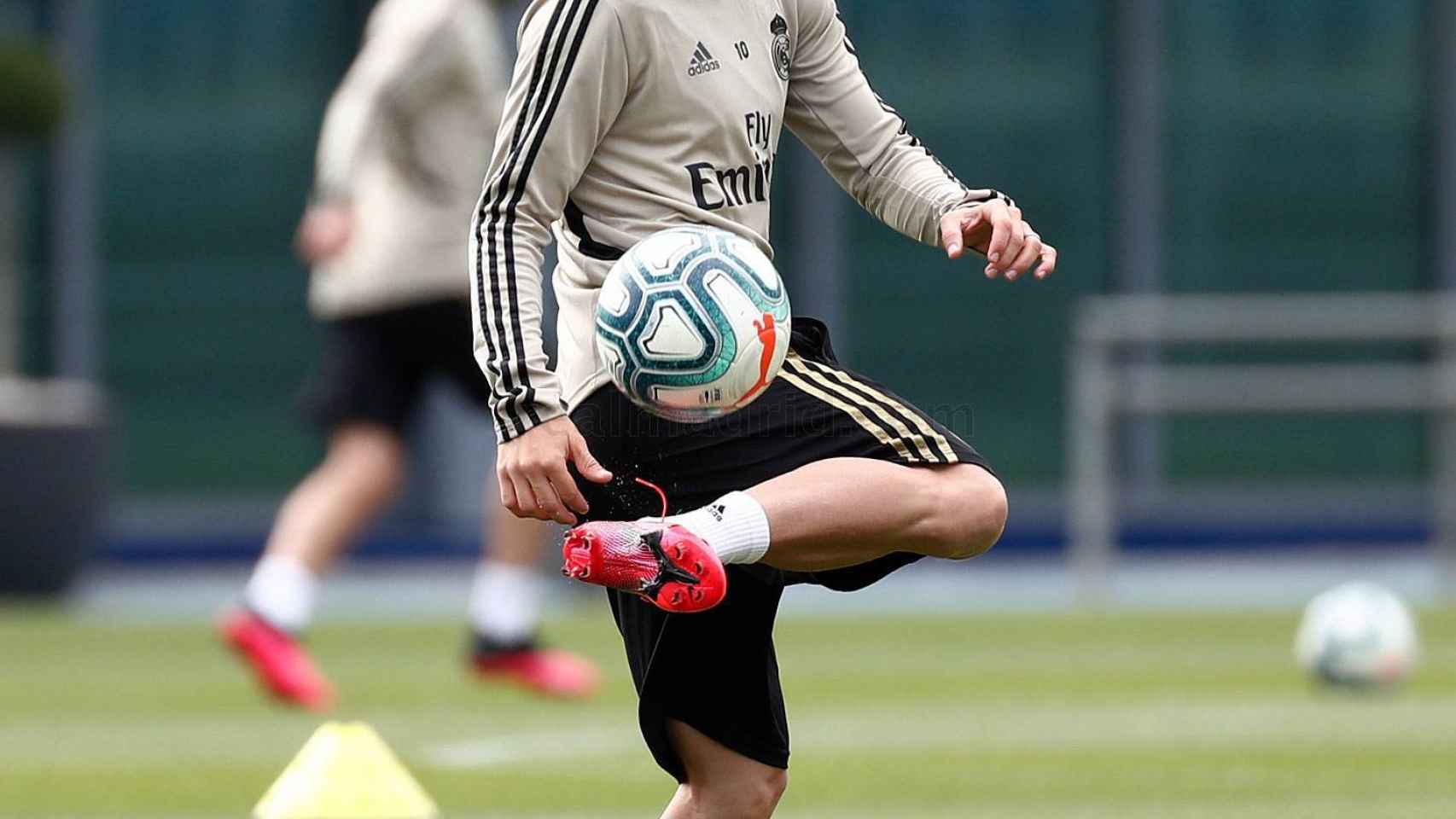Luka Modric dando toques con un balón