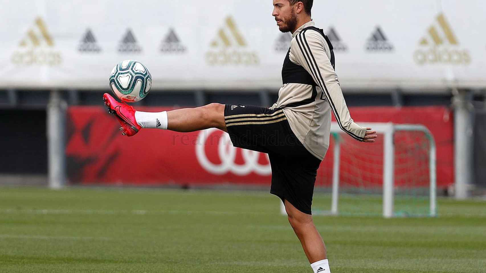 Eden Hazard toca balón durante el entrenamiento del Real Madrid