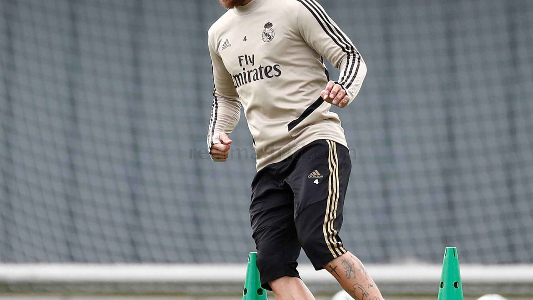 Sergio Ramos hace un ejercicio con balón en Valdebebas