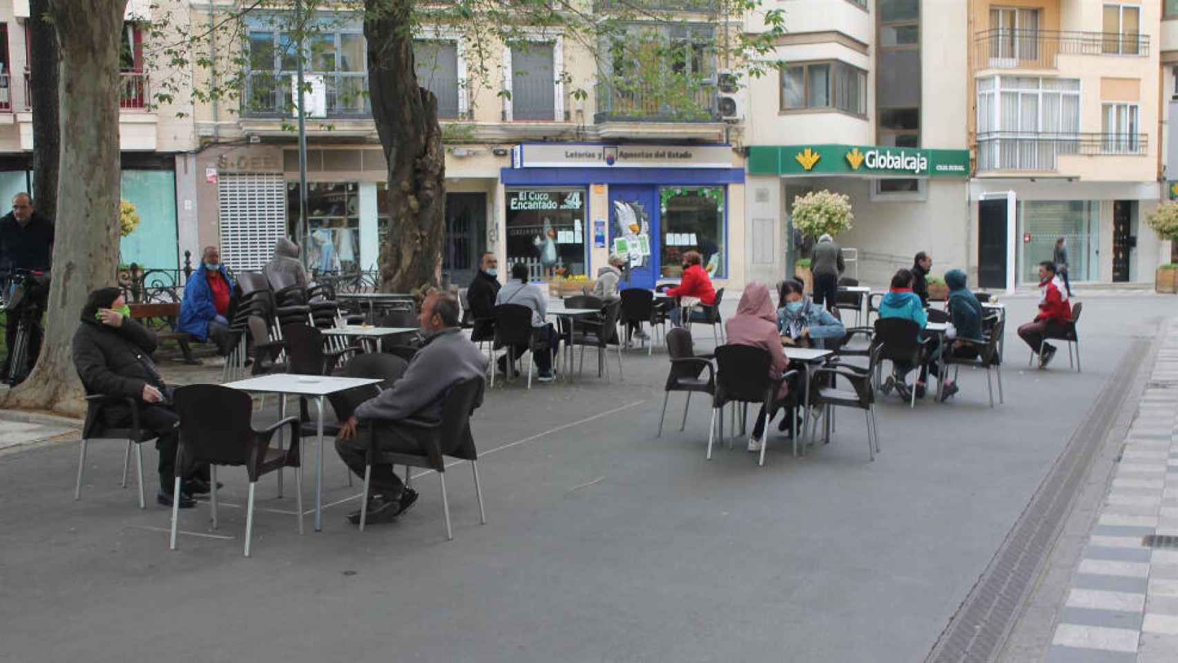 Varios clientes desayunaban este lunes en las terrazas de la calle Carretería de Cuenca (RUBÉN MARCO CHECA / EUROPA PRESS)