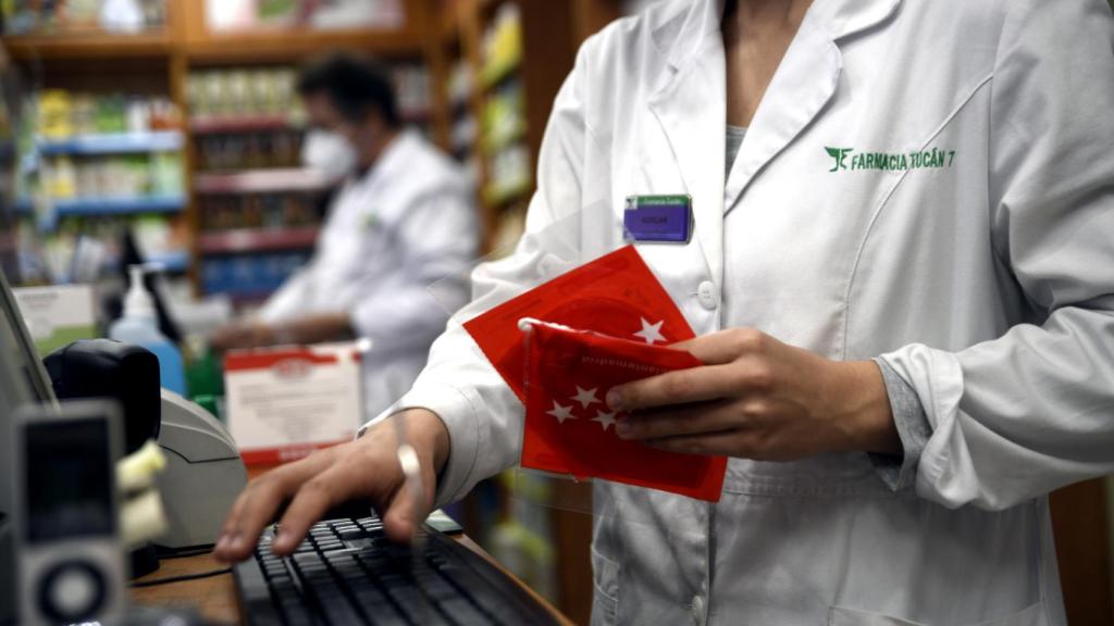 Las farmacias de Madrid reparten desde este lunes 7 millones de mascarillas FFP2