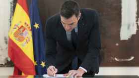 Pedro Sánchez firma el Acuerdo Social en Defensa del Empleo en Moncloa.