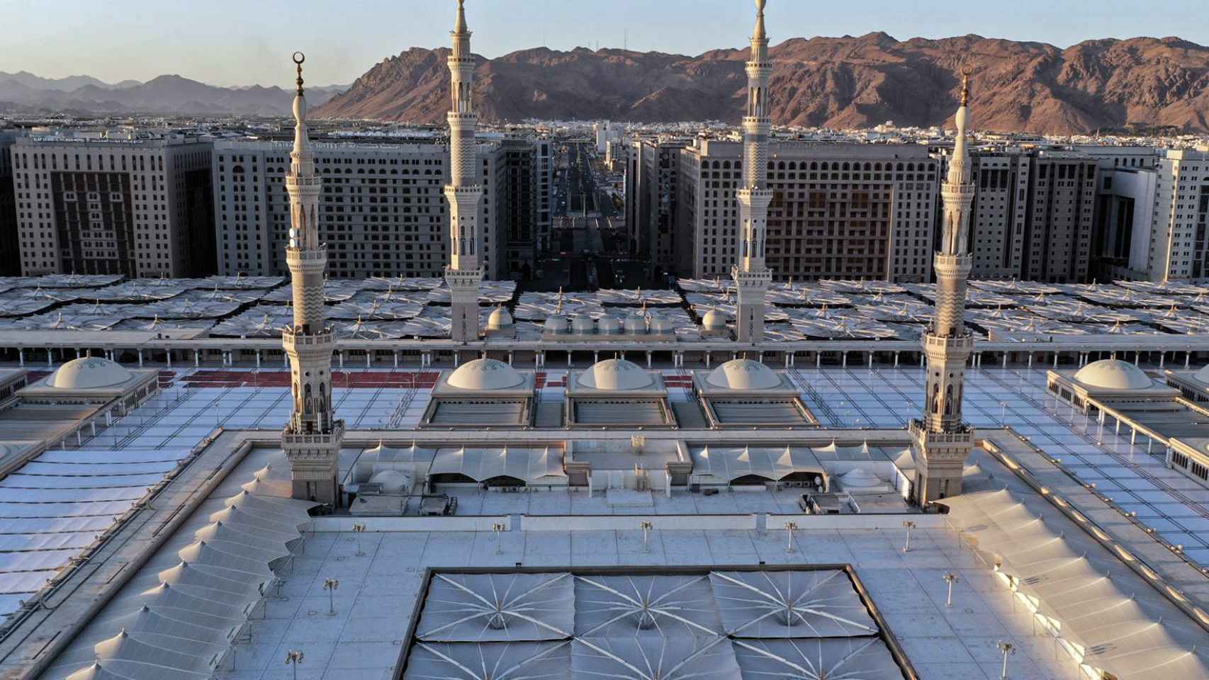 Una vista general de Masjid al-Nabawi en Arabia Saudí.