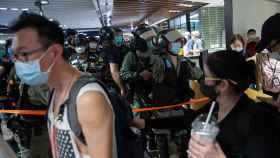 La policía de Hong Kong saca a los manifestantes de un centro comercial.