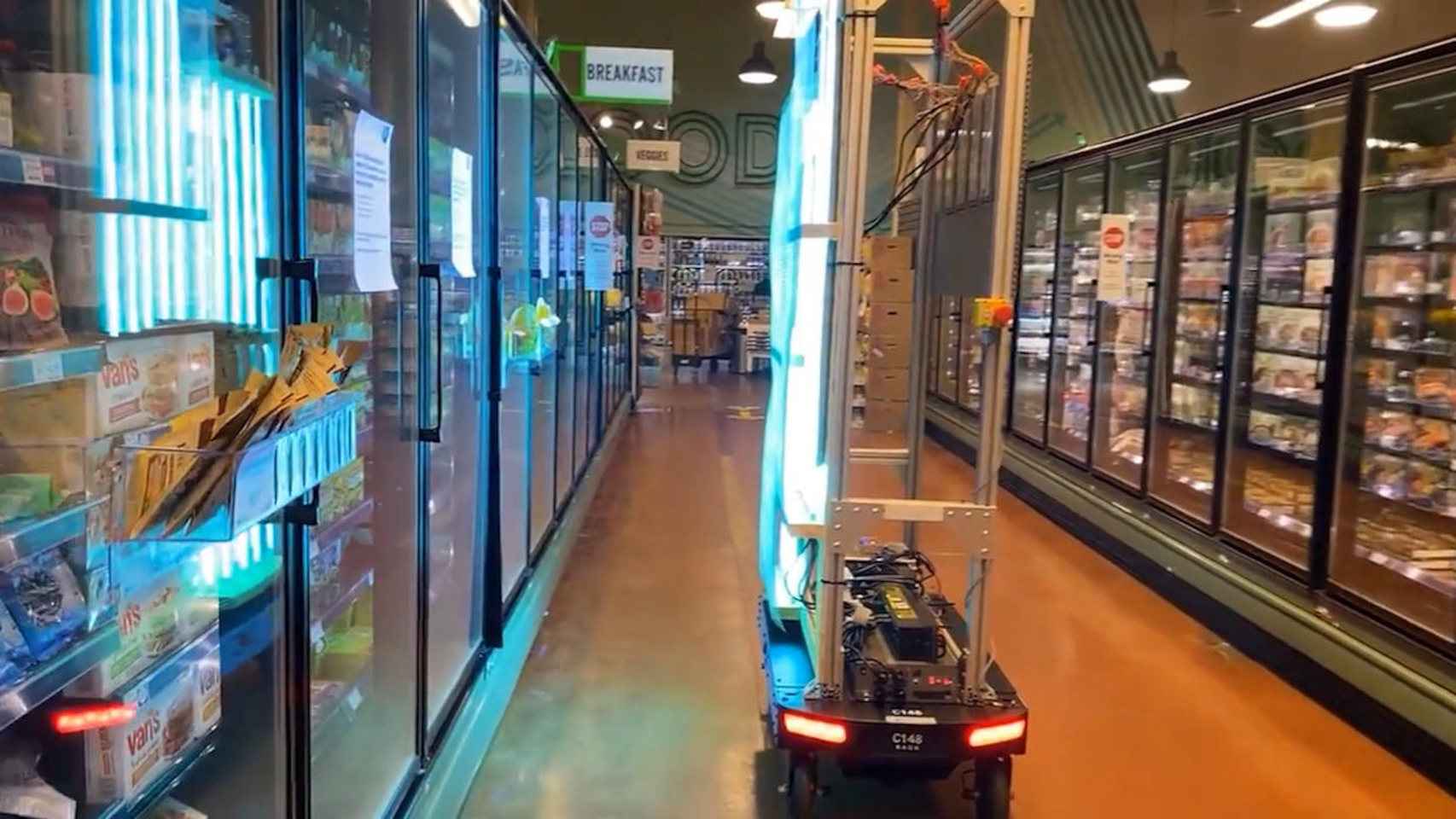 El robot de Amazon es capaz de moverse por si solo para desinfectar el almacén o tienda