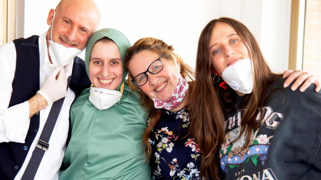 Silvia Romano, en compañía de su familia, en Milán (Italia).
