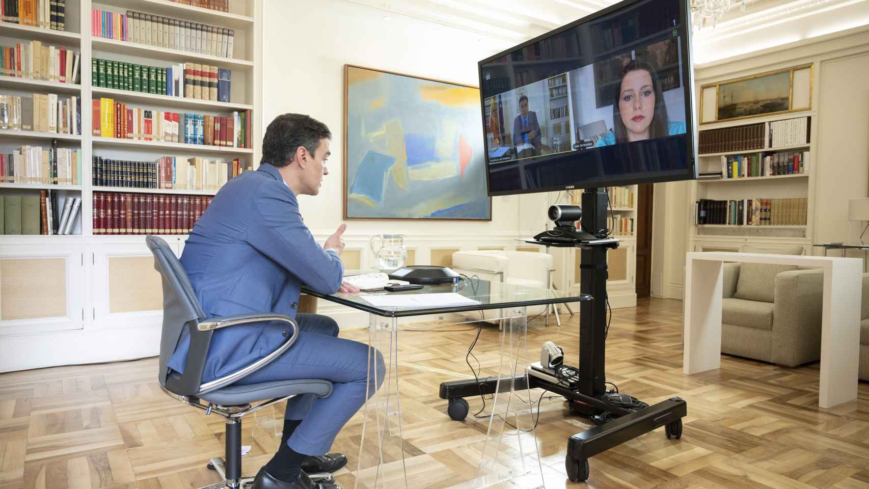 El presidente del Gobierno, Pedro Sánchez, durante una videoconferencia con la líder de Cs, Inés Arrimadas.