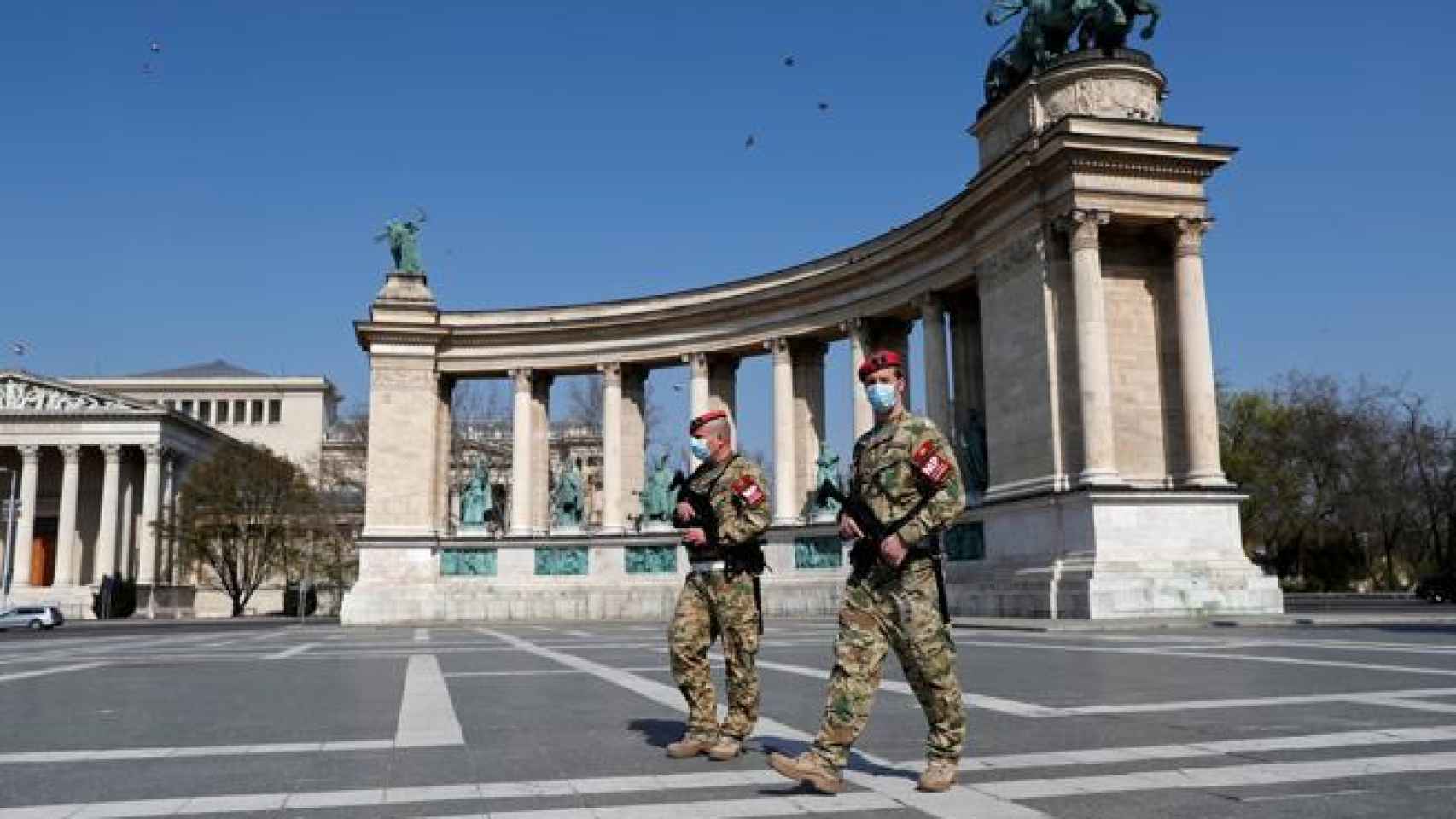 Policía militar por Budapest. / Reuters