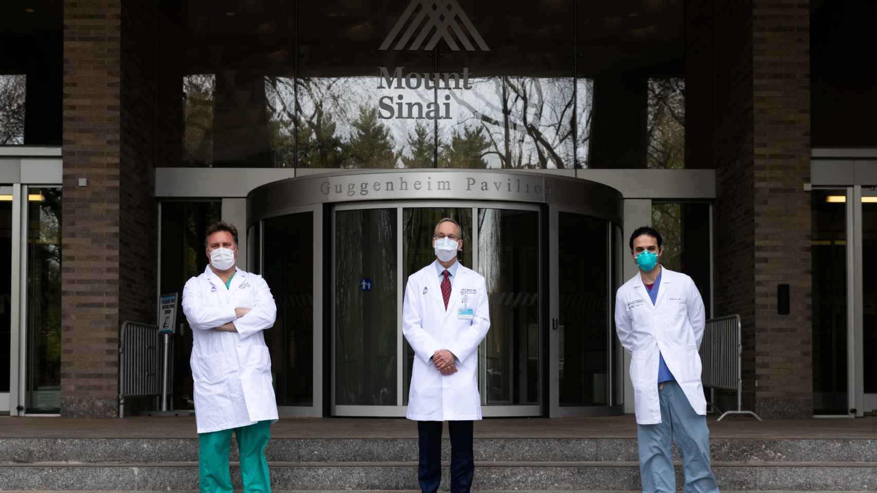 Responsables médicos del Hospital Monte Sinaí de Nueva York a las puertas del centro.