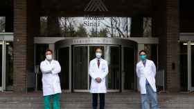 Responsables médicos del Hospital Monte Sinaí de Nueva York a las puertas del centro.