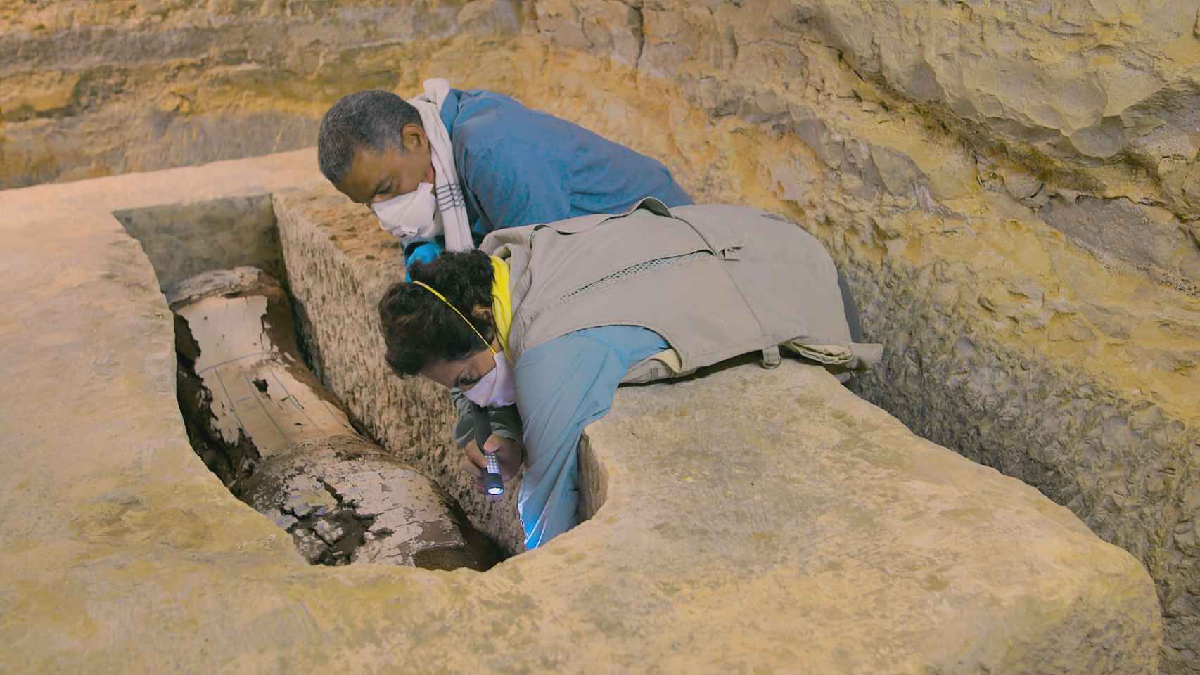 Los egiptólogos Ramandan Hussein y Salima Ikram analizando una de las momias de Saqqara.
