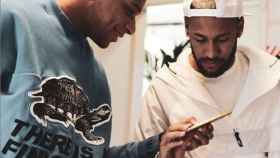 Mbappé y Neymar, con su funda de móvil de 24 quilates de la empresa iDesign Gold