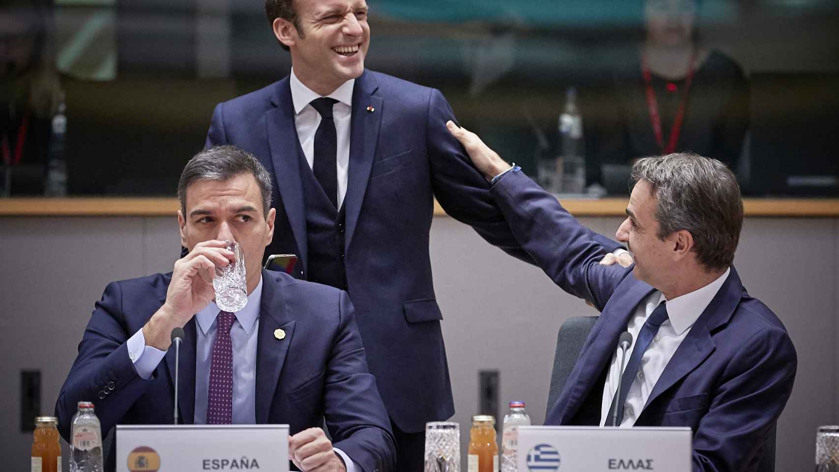 Pedro Sánchez, Emmanuel Macron y Kyriakos Mitsotakis, durante un Consejo Europeo