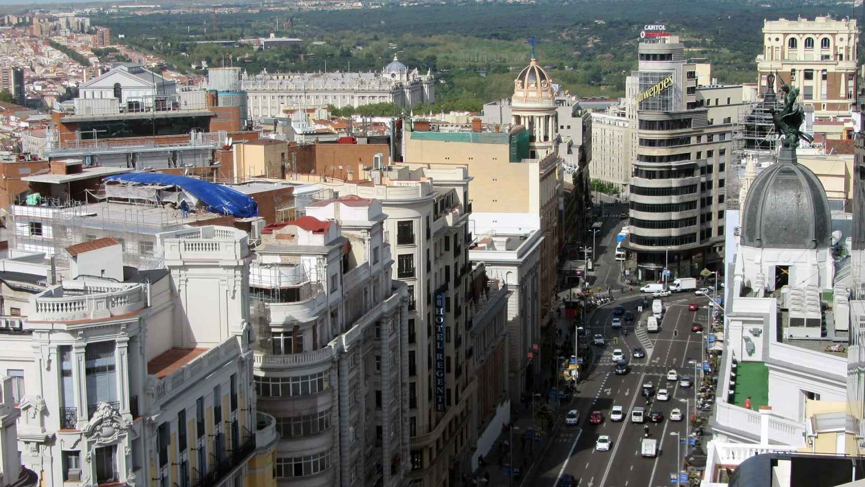 Vista de algunos áticos en la Gran Vía de Madrid.