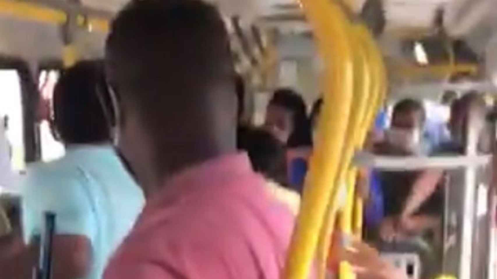Imagen de la brutal agresión en un autobus de Salvador, Brasil