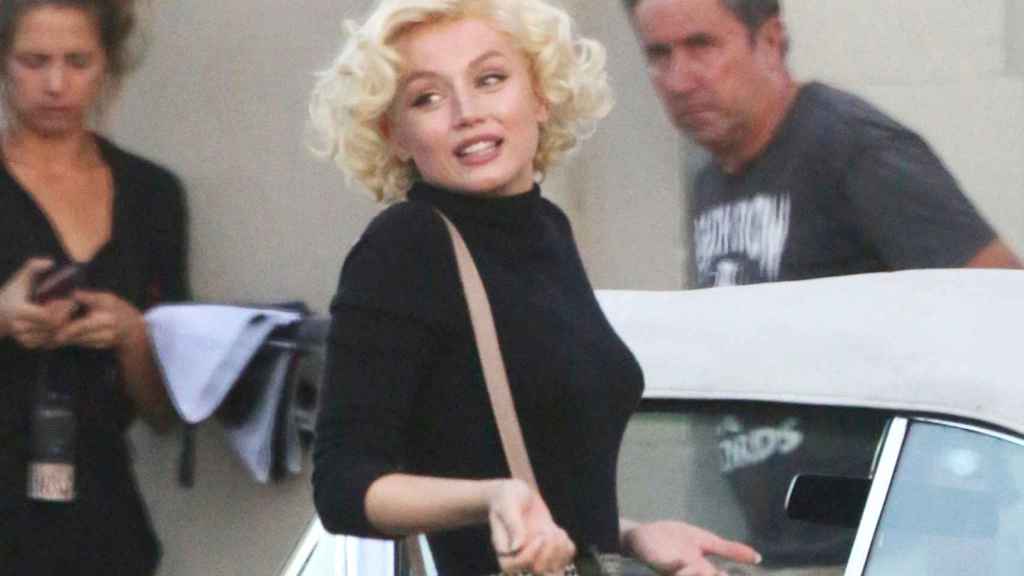 Ana de Armas caracterizada como Marilyn Monroe.