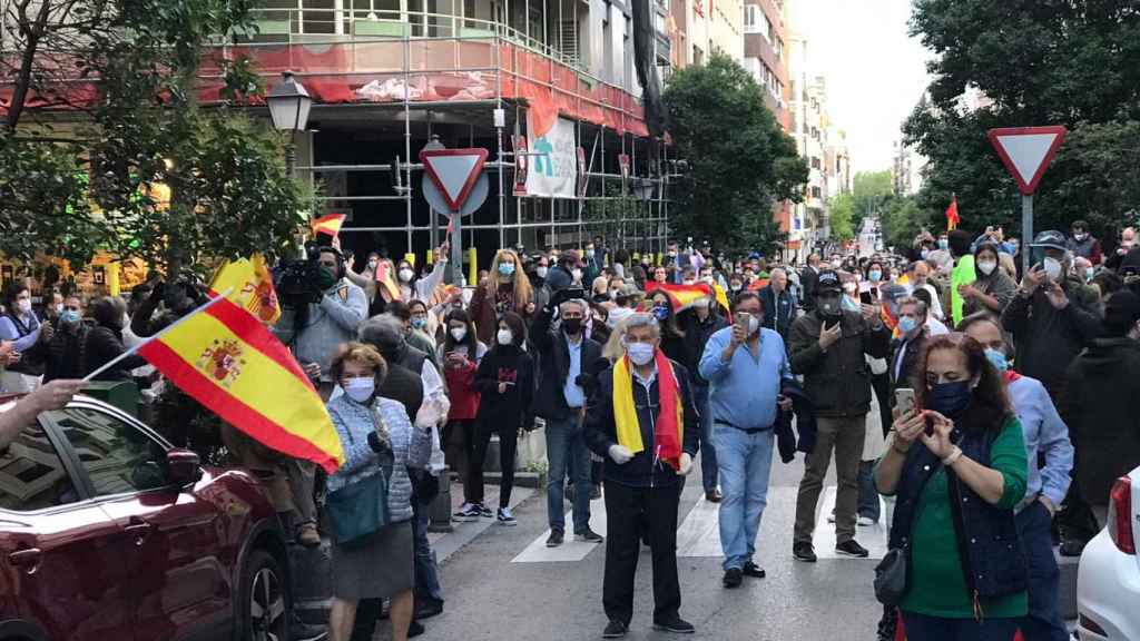 Centenares de personas se dieron cita en torno a la calle Núñez de Balboa en Madrid.