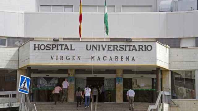Entrada del Hospital Universitario Virgen Macarena de Andalucía.