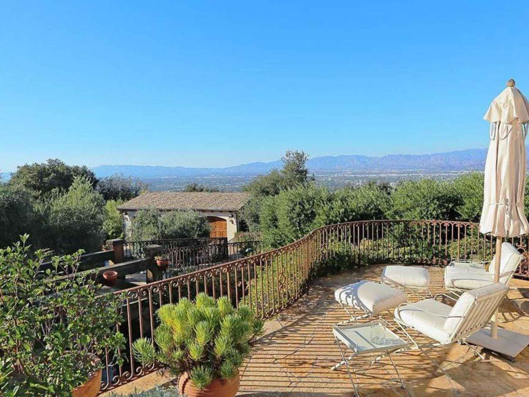 La casa que acaba de vender Eva Longoria disfruta de unas vistas de Los Ángeles de 180 grados.
