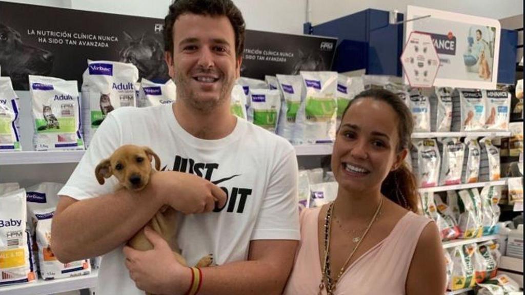 Álex Lequio, Carolina Monje y su mascota.