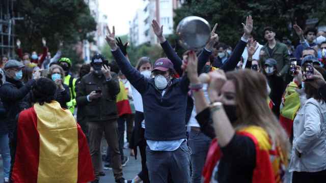 Manifestantes contra el Gobierno en el centro de Madrid