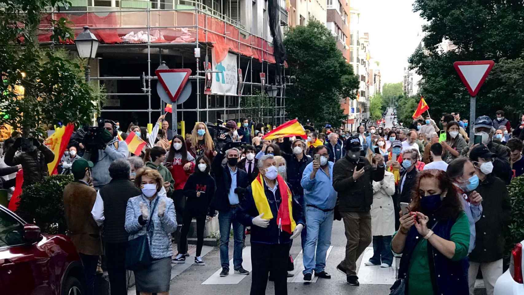 Nueva cacerolada contra Pedro Sánchez en el barrio de Salamanca de Madrid.