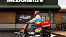 McDonald's se alía con Just Eat para expandir su servicio a domicilio en España.