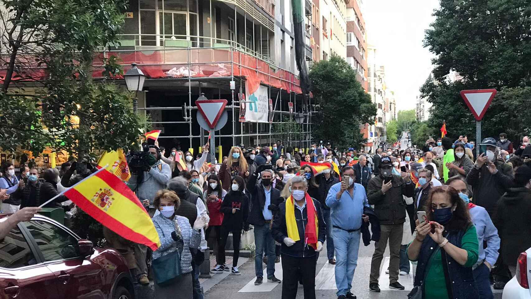 Manifestación sin distancia de seguridad en el entorno de la calle Núñez de Balboa. Carmen Suárez