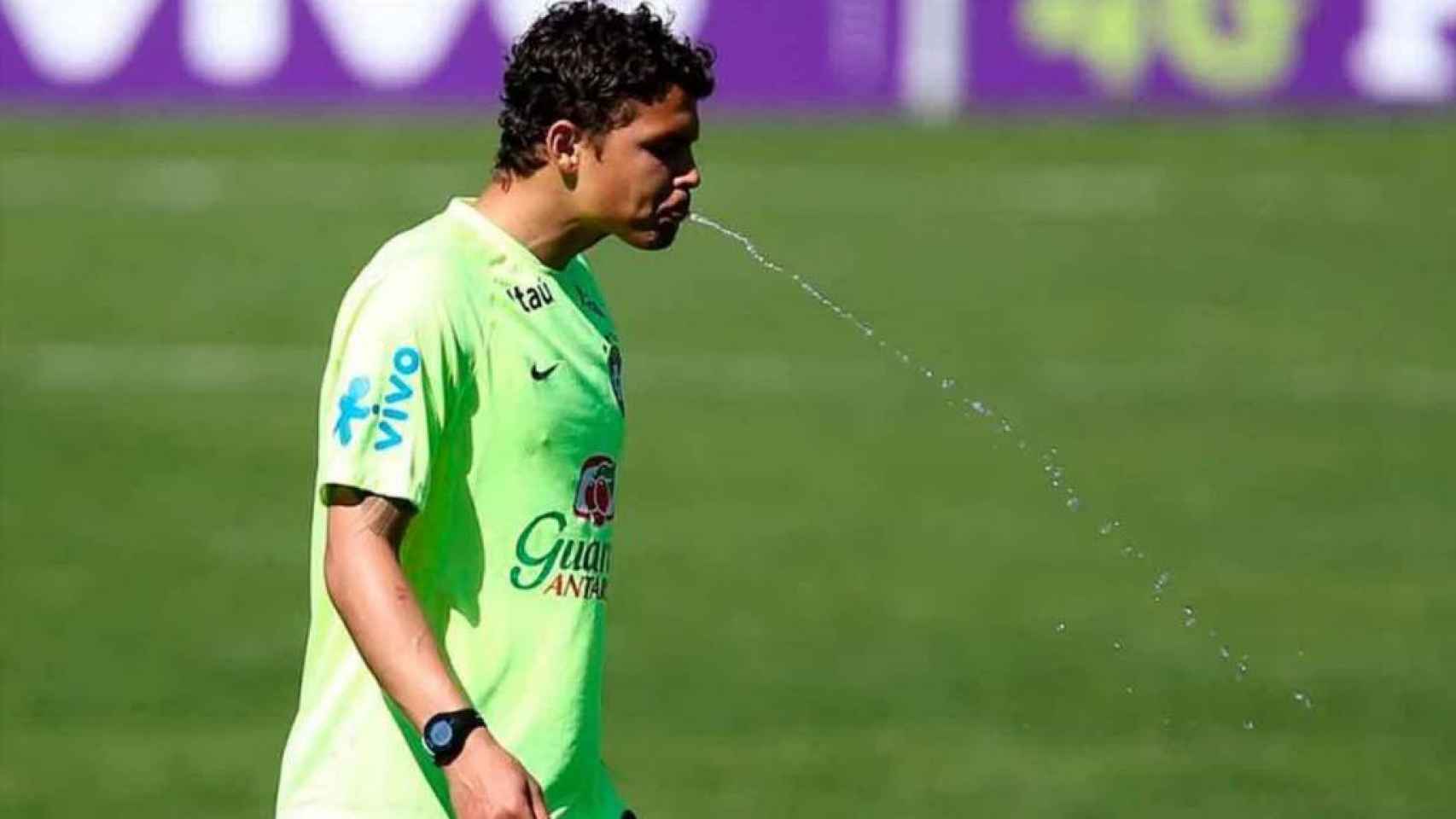 Thiago Silva escupe agua con la selección de Brasil