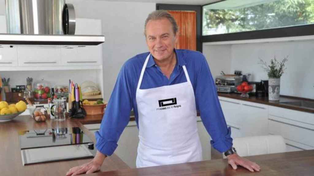 Bertín Osborne en una imagen promocional del programa 'Mi casa es la tuya', donde aparece en la cocina.