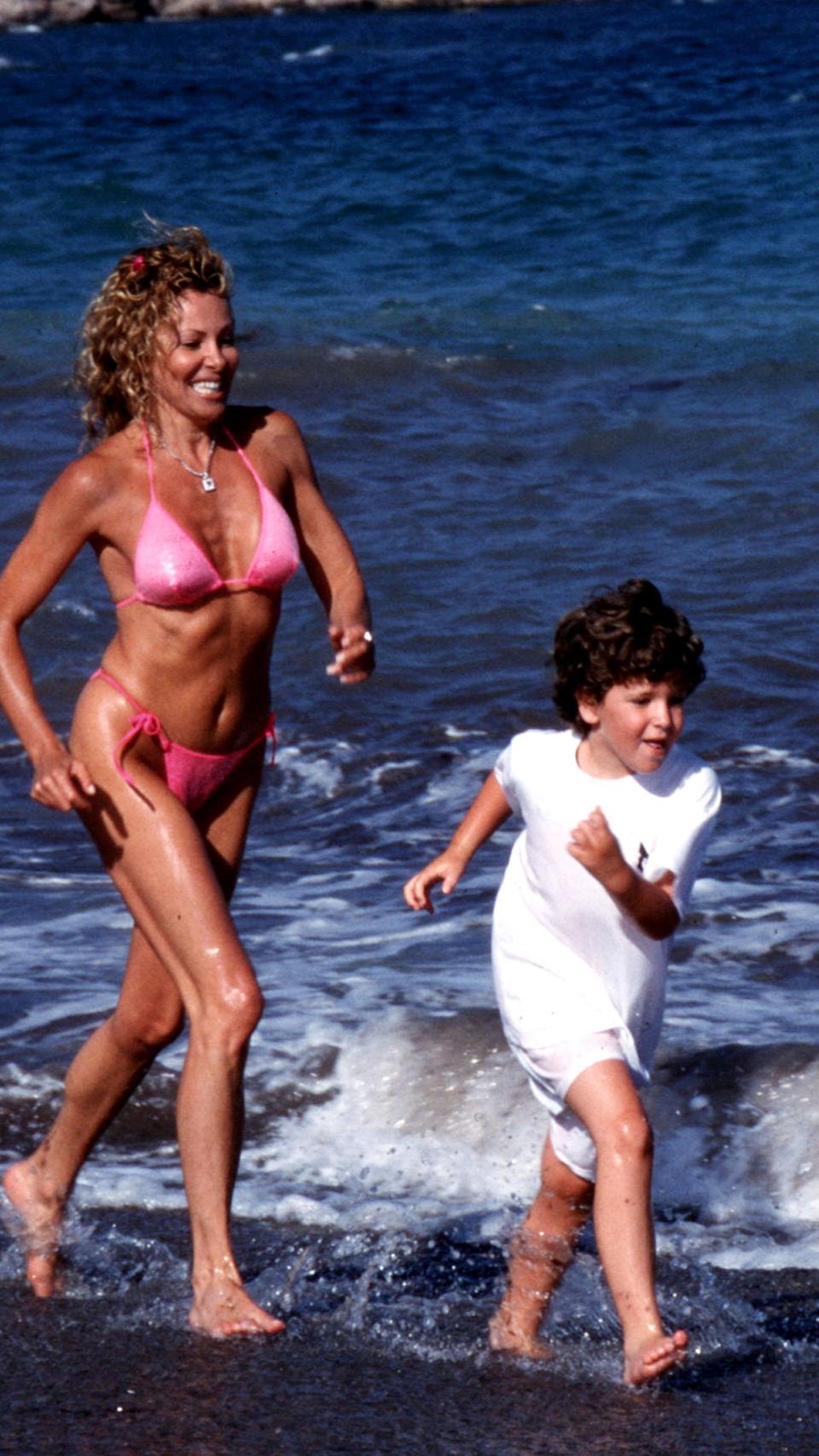 Ana y Álex en la playa en 1998.