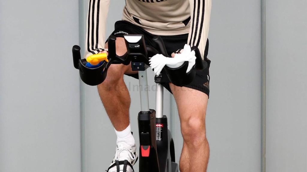 Bale entrena con mascarilla