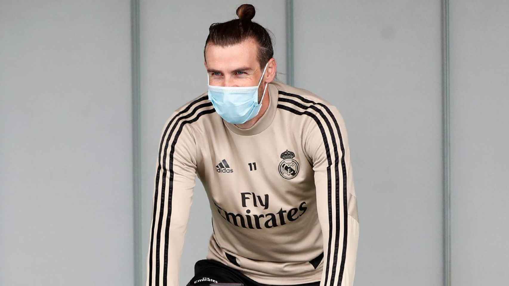 Bale entrena con mascarilla
