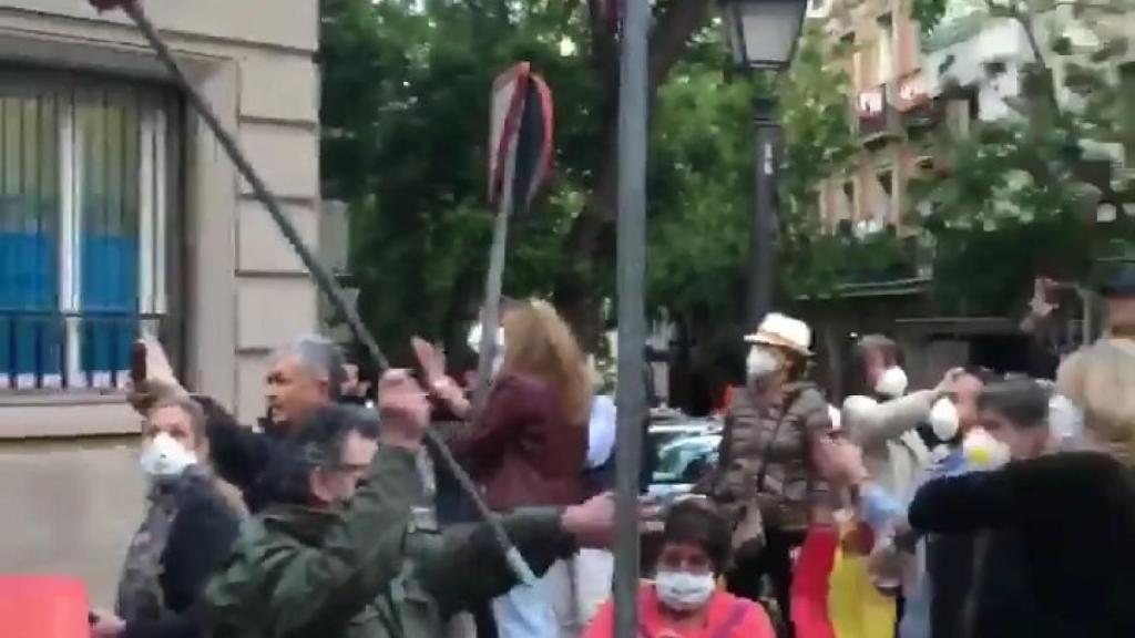 El individuo de Núñez de Balboa golpeando con su cepillo.