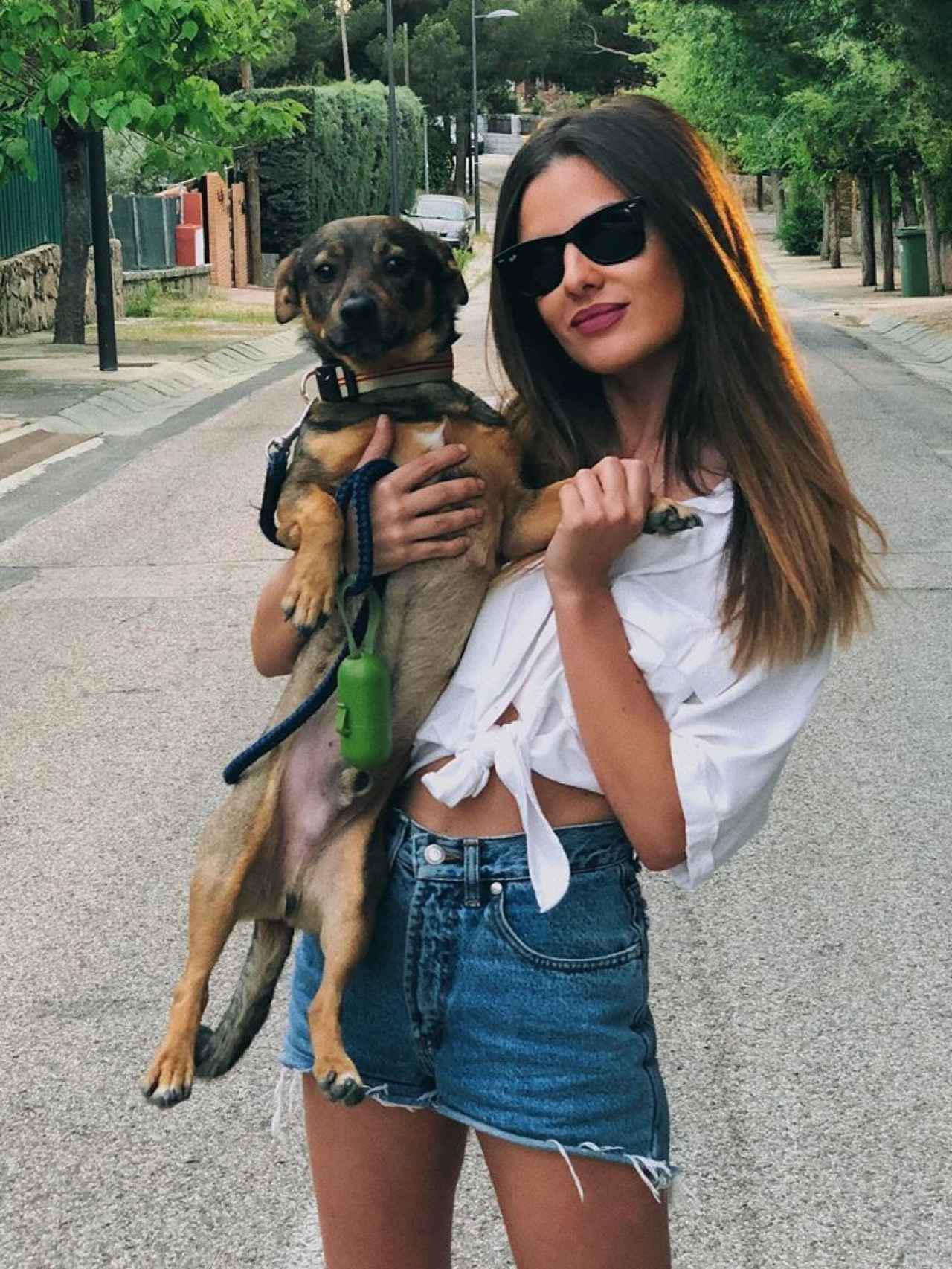 La periodista Alexia Rivas junto a su perro, Iro.