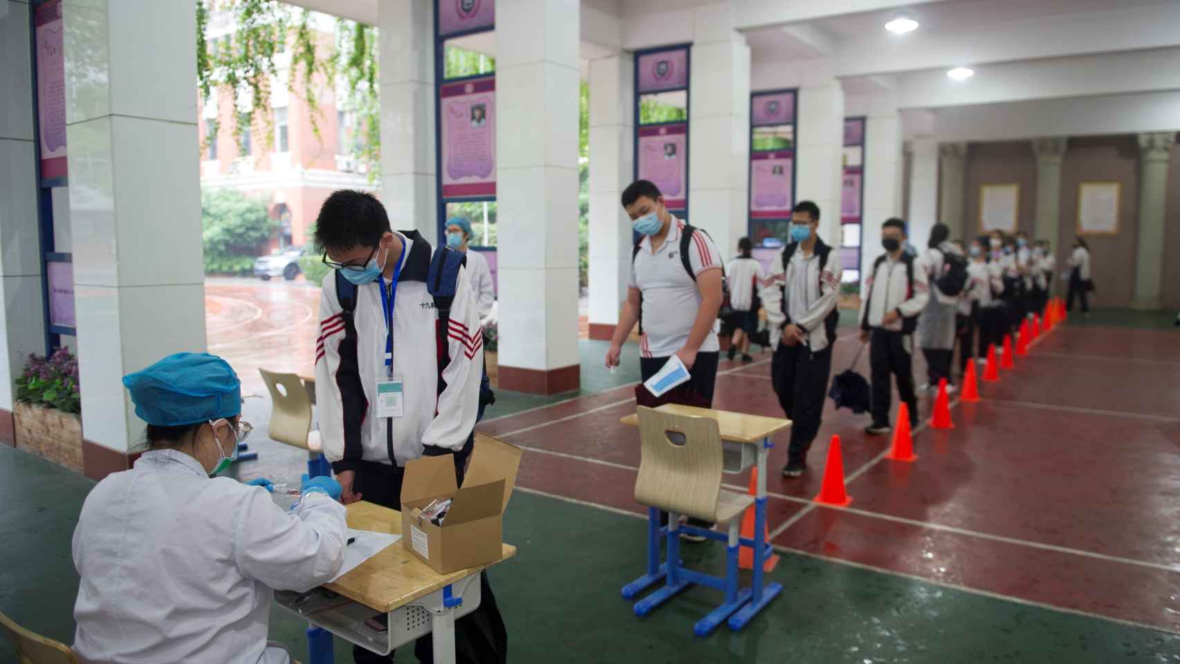 Alumnos de Wuhan hacen cola para hacerse un test de Covid-19