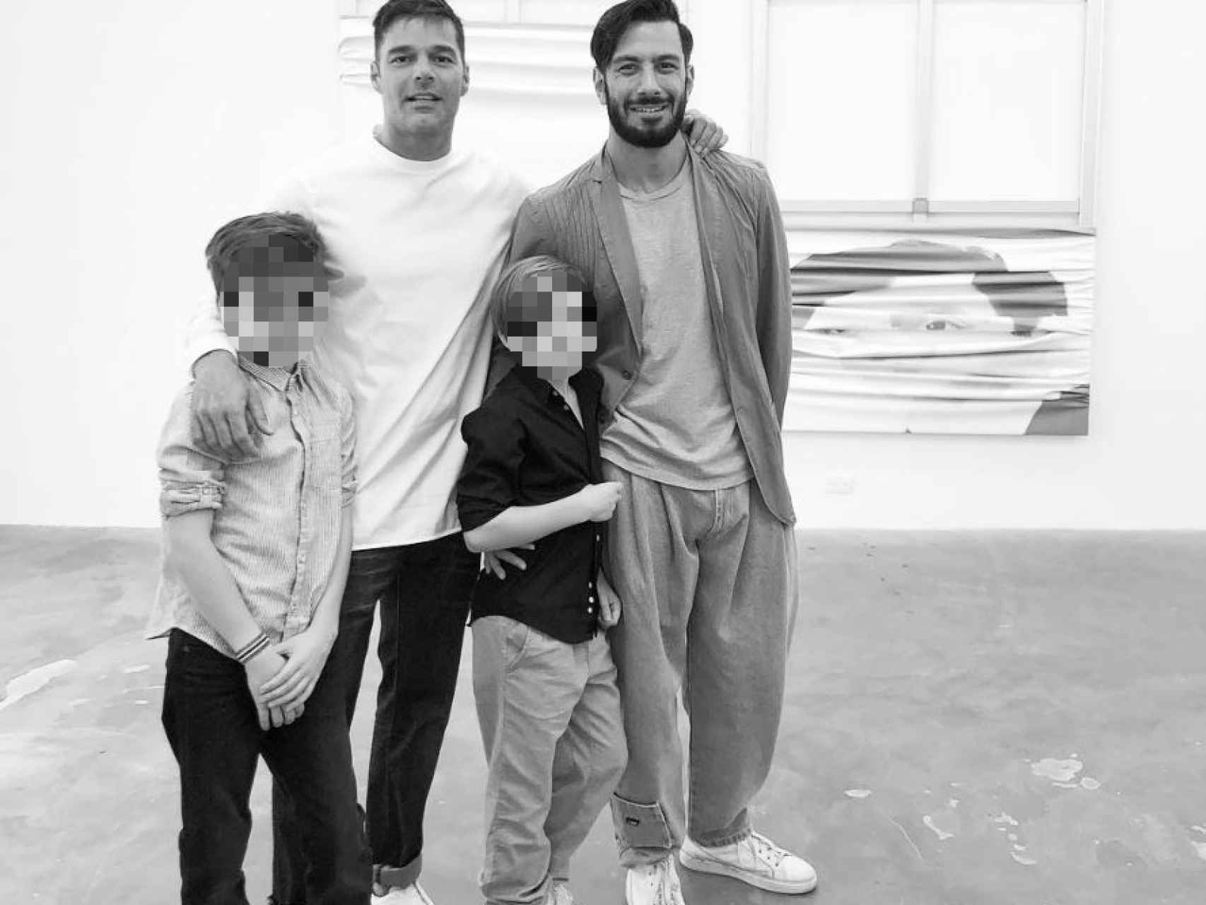 Ricky Martin junto a Jwan Josef y dos de sus hijos en una imagen de sus redes sociales.