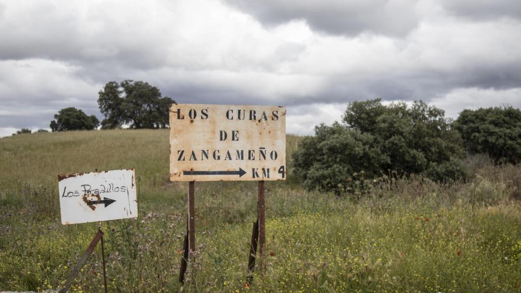 Desvío en la carretera comarcal para ir a la finca.