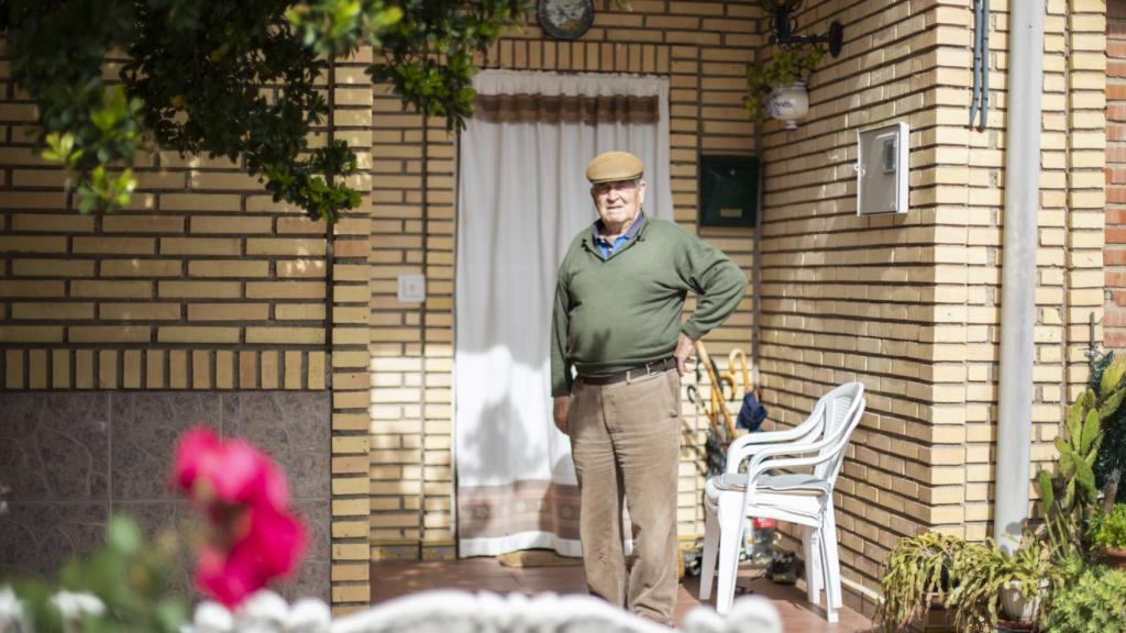 Un vecino del pueblo, en el porche de su casa.