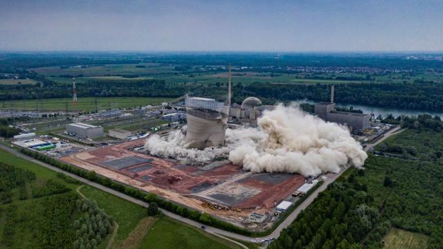 Espectacular demolición de la central nuclear alemana de Philippsburg