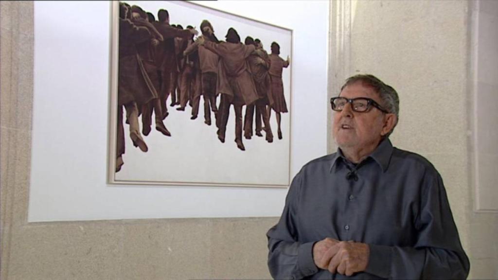 Juan Genovés con El abrazo de fondo.