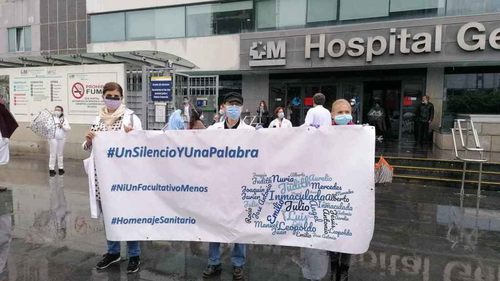 Los sanitarios del madrileño Hospital La Paz recuerdan a sus compañeros caídos y reivindican su reconocimiento.