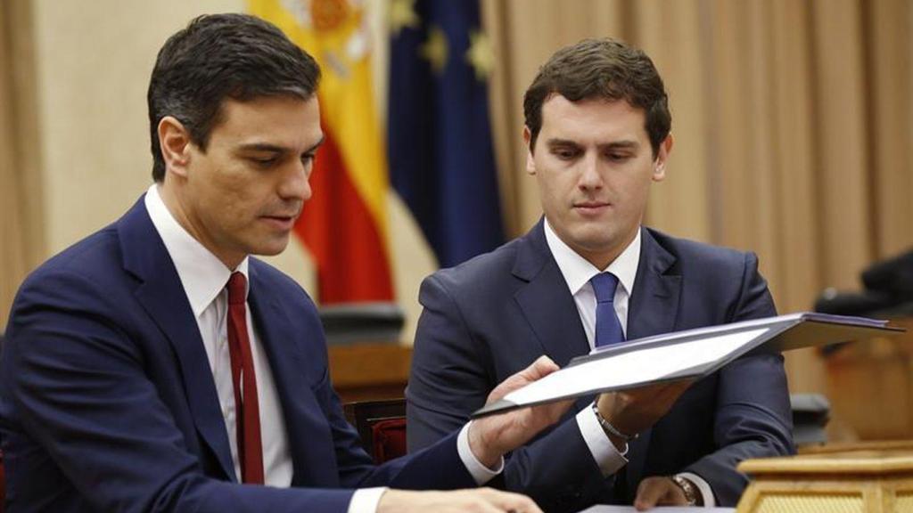 Sánchez y Rivera firmando el pacto del abrazo.
