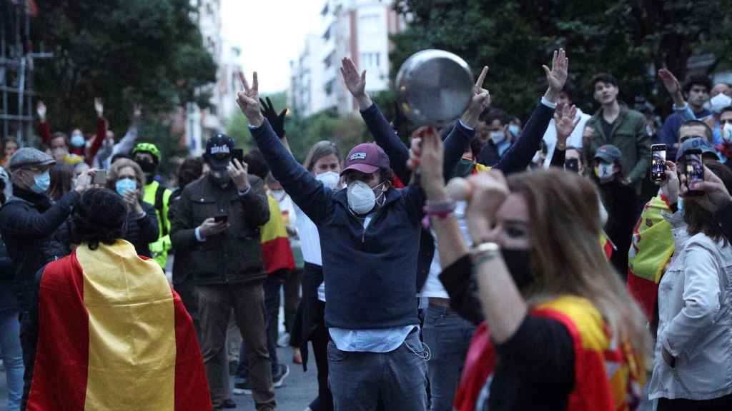 Manifestantes contra el Gobierno en el barrio de Salamanca, en el centro de Madrid, este miércoles.