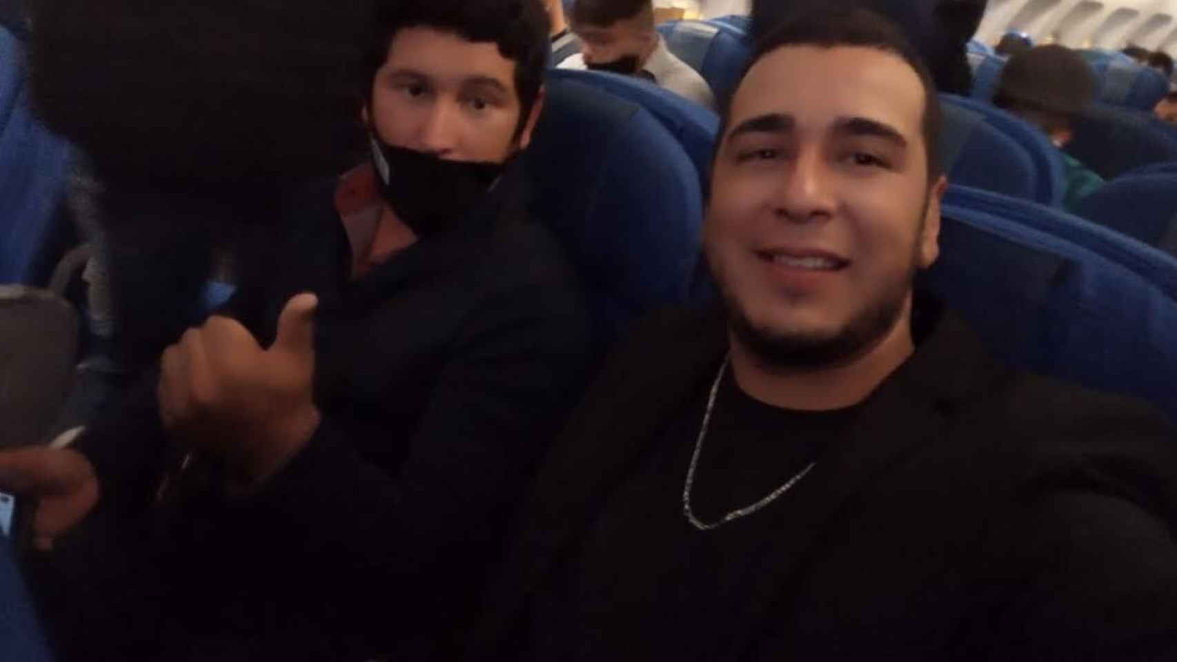 Dos esquiladores uruguayos haciéndose un selfie dentro del avión de Air Europa fletado por diez empresas españolas