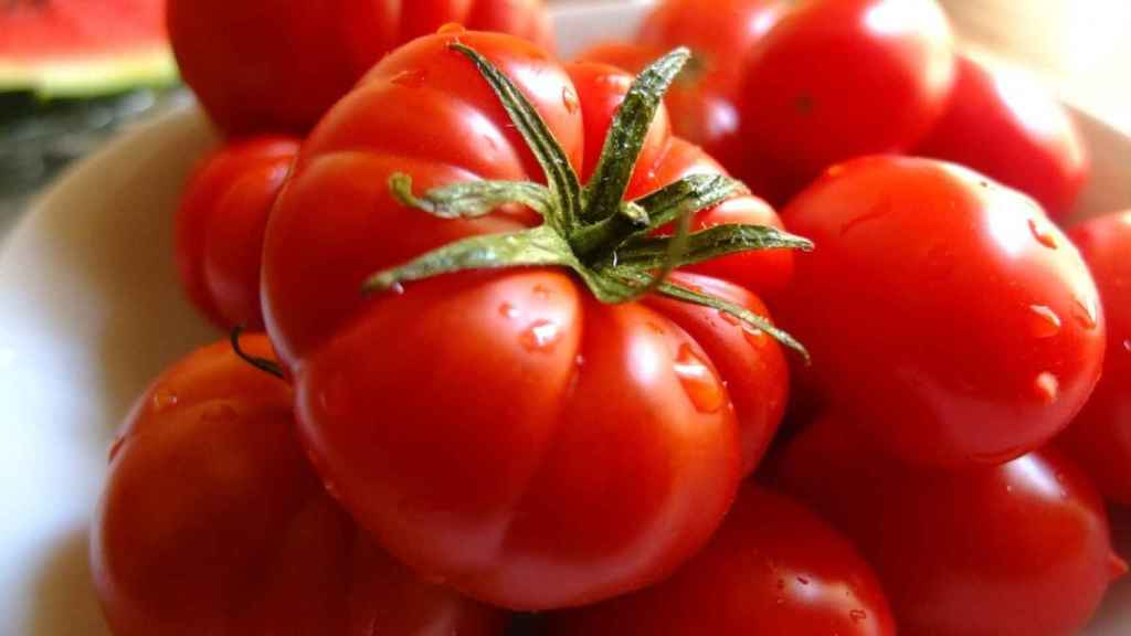 Por su alto contenido en vitamina C, el tomate favorece la producción de esta proteína.