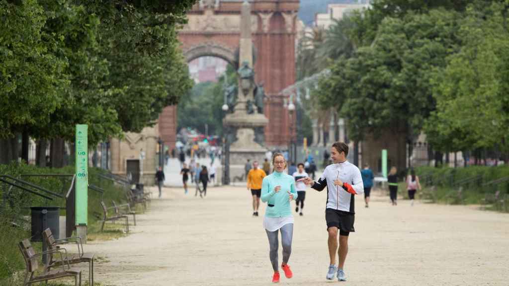 Ciudadanos practican el deporte por el parque de la Ciutadella de Barcelona.