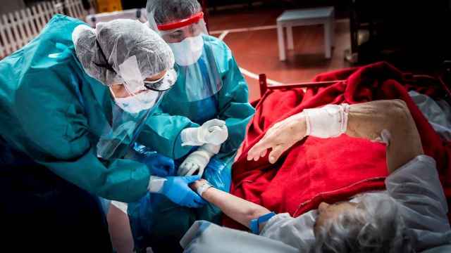 Un enfermo de Covid-19 atendido en el Hospital de Aranda. EFE/ PacoSantamaria