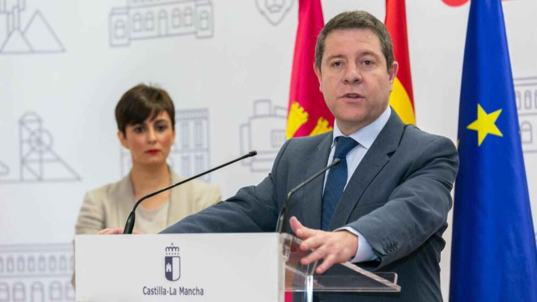 El presidente de Castilla-La Mancha, Emiliano García-Page, durante su visita a Puertollano, con la alcaldesa, Isabel Rodríguez, al fondo