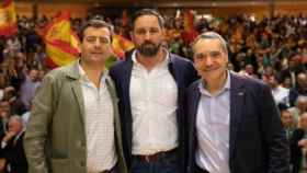 Ruiz-Valdepeñas, la derecha, junto al diputado Ricardo Chamorro y a Santiago Abascal